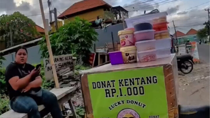 Beri donat gratis kepada orang-orang yang lewat!!