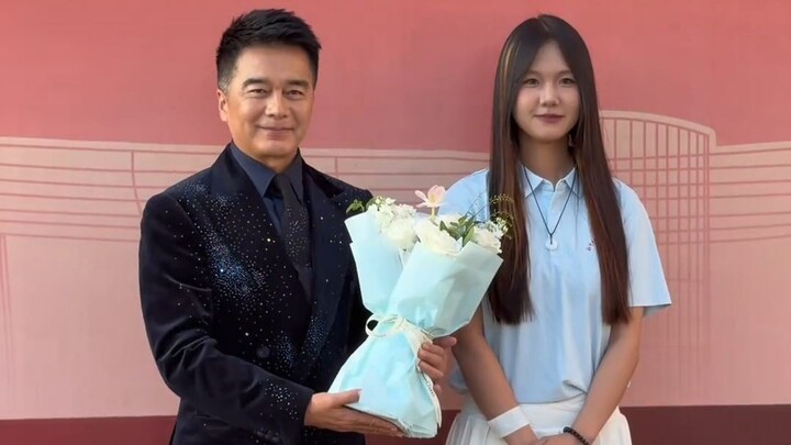 Giá như Kỳ Đồng Vĩ trở về trường cũ, cảnh tượng ấy đông nghịt người, pháo hoa rộn rã