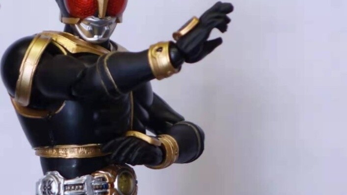 [การเล่นแบบจำลอง Hanhan] การแกะสลักกระดูกปลอมในประเทศ ko Kamen Rider Kuuga shf สีดำและสีแดง