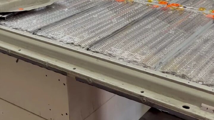 لماذا يصعب فكّ خلية واحدة من حزمة بطارية تسلا؟