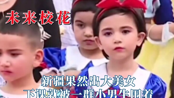 هذه كلها حوريات المستقبل في المدرسة، يحيط بهن الأولاد الصغار بعد انتهاء الحصص!