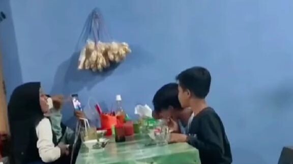 Dunia serasa milik mereka berempat.kita semua hanya ngontrak di bumi ini