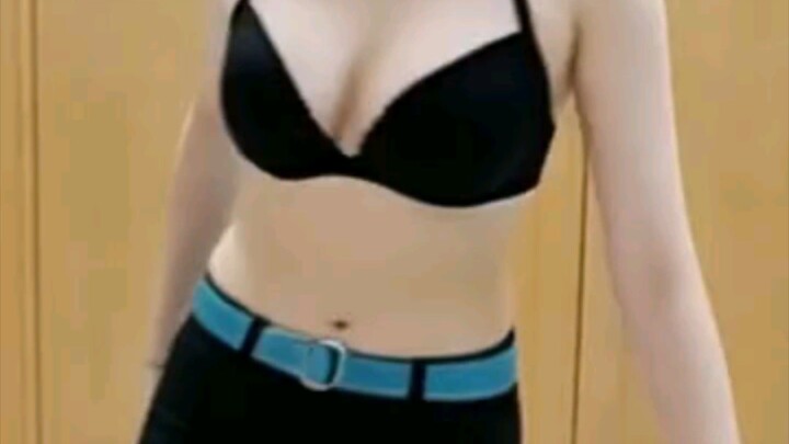 cewek yg menari dengan riang