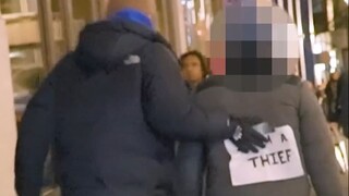 Aku berhasil merebut kembali ponselku dari tangan pencopet...