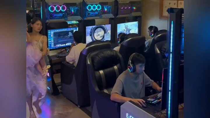 Điểm lại những lần bị chị gái áp chế nhờ dòng máu ruột thịt: Ba mẹ chỉ dọa thôi, còn chị thì đánh th