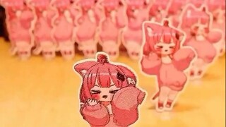 纸片猫娘在你的桌子上跳舞