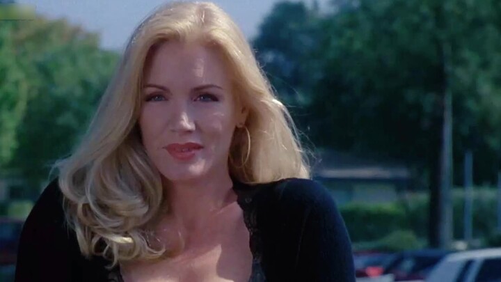 Shannon Tweed: panas dan seksi, menawan dan feminin