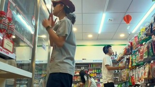 [Convenience store dance] A late-night office worker buys instant noodles at a convenience store dow