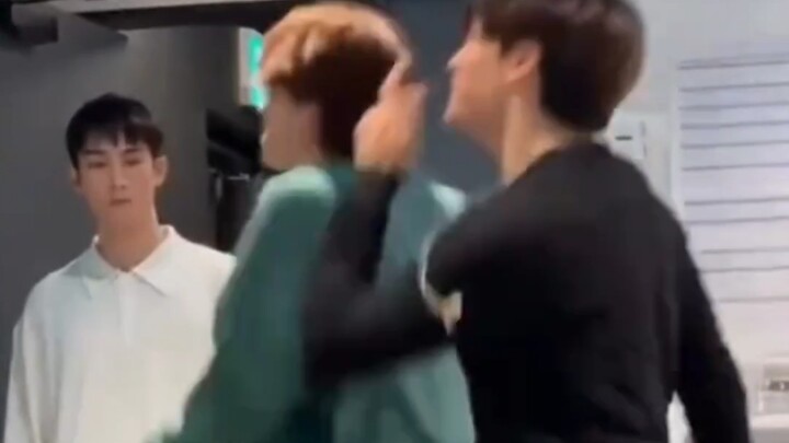 force: Cảm ơn hai cậu nhé, đừng có bắt nạt tớ đấy! Sau đó là cả một màn vũ đạo hoàn chỉnh.