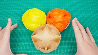 Hộp đựng có 5 ô được gấp bằng giấy nên rất tiện để gói riêng đồ ăn vặt ngày Tết!