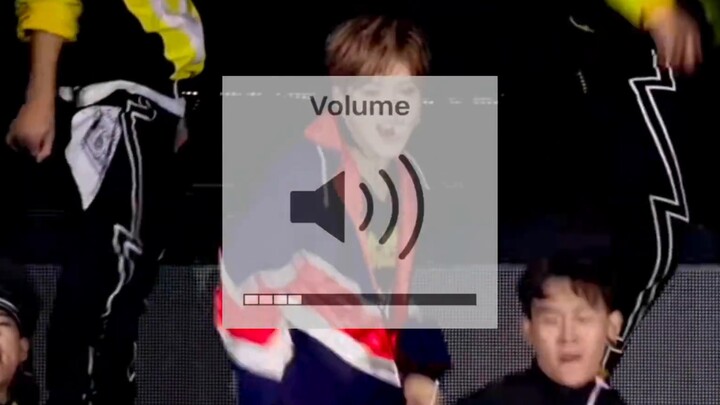 Aku diam-diam mematikan iringan musik Lu Han saat dia bernyanyi dan menari...