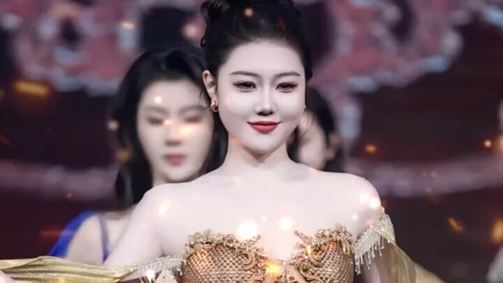 The beauty pageant scene finally has a healthy, balanced aesthetic—she exudes a radiant, flawless au