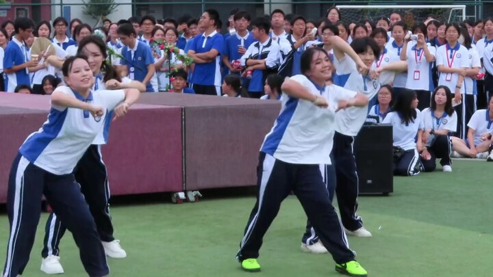 طالبات الثانوية يقدمن رقصة مقلدة لأغنية Lucifer؛ حركاتهن الحماسية والمفعمة بالحياة تشبه مجموعة من ال