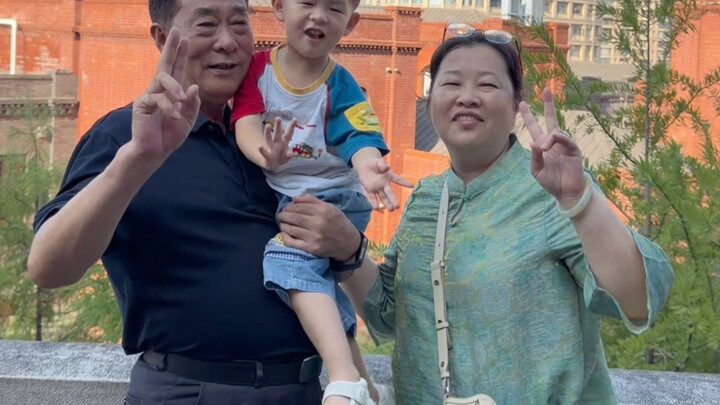 Taking my in-laws to Fuzhou for a trip! The perfect travel companions.