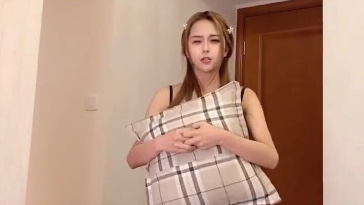 Today, Ergouzi suddenly walked into my room. What does he want?