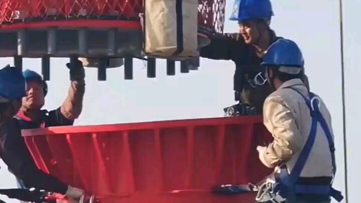 Đây chính là trách nhiệm và bản lĩnh của một người lao động. Cảnh tượng này khiến tôi bật khóc: vì g