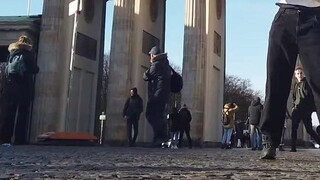 [LANA] Tarian gaya bebas improvisasi Young Hearts di jalanan Berlin, Jerman