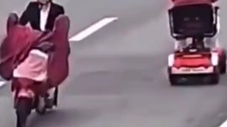 Một cú trượt cày thẳng vào khiến cảnh sát giao thông phải dừng lại