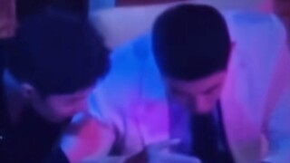 I laughed so hard, they exposed the fake right in front of the real owner!!! Xiao Zhan signed for Du