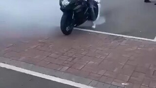 ตำรวจไบค์เกอร์เอายางเผาไบค์เกอร์ออก ออกจากกางเกงของเขา