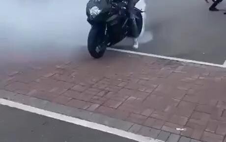 ตำรวจไบค์เกอร์เอายางเผาไบค์เกอร์ออก ออกจากกางเกงของเขา