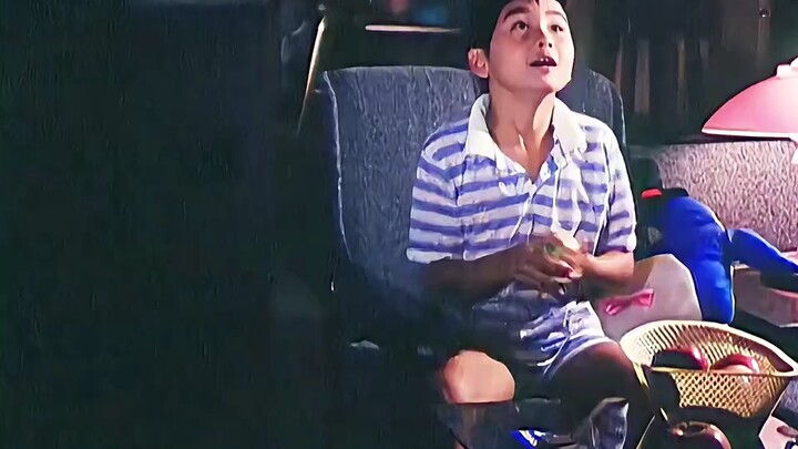 Cô gái trong TV thực sự bắt được quả táo được ném từ ngoài TV!