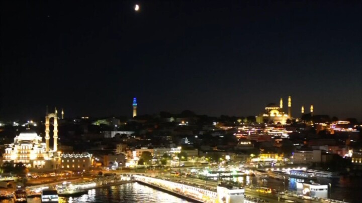 Gece Bosfor kıyısındaki camilerin ışıkları suya altın gibi yansırken, hilal karanlık. 🕌🌙🌊✨