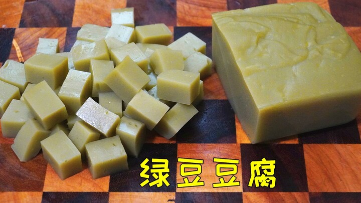 Baru tahu hari ini, ternyata hanya dengan kacang hijau saja bisa membuat tahu jelly yang kenyal lemb