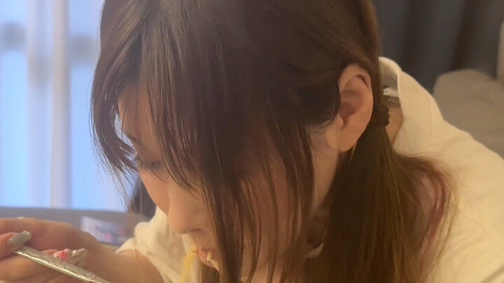 حياة الشاب الصيني الذي تزوّج من زوجة يابانية ويعمل في توصيل الطعام في اليابان