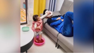 เด็กน้อยช่วยพ่อทำหน้า