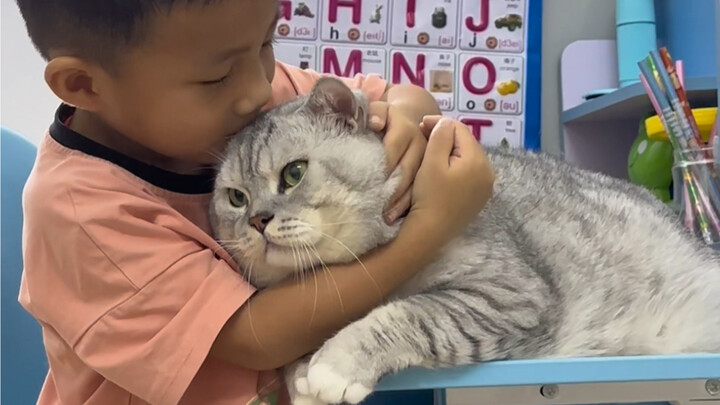 Thằng em ôm đầu Đại Tráng rồi hôn luôn.