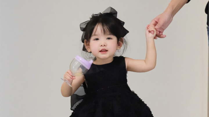 参加小姨婚礼穿哪件？宝宝穿自己选的好开心～