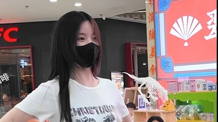Chen Zhuoxuan dances to “You Are the Most, Most Important” and “Ultra-Handsome Alert Ahead”—it’s all