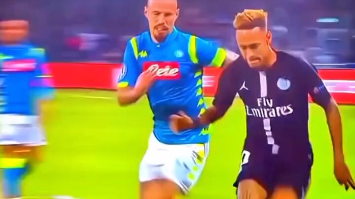 Neymar skills are on another level🇧🇷🇧🇷
