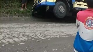 dua mobil terguling
