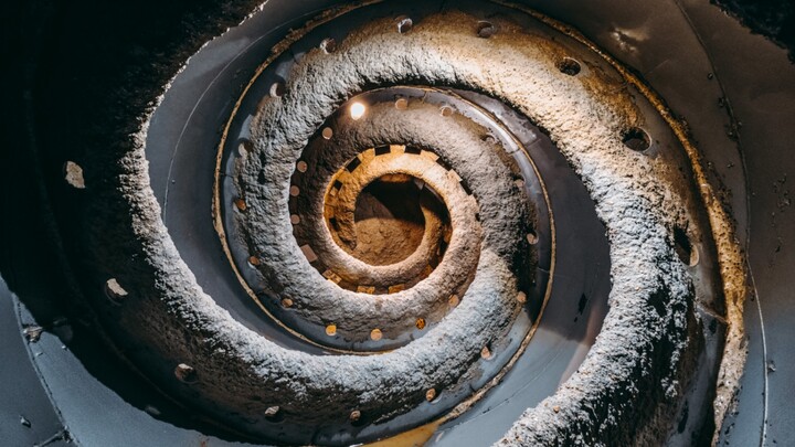 Membersihkan truk pengaduk, hari ini 3 ton menghasilkan 720