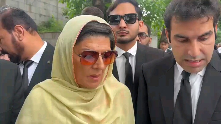 اسلام آباد ہائی کورٹ نے حکم جاری کردیے! علیمہ خان کی ہائی کورٹ کے باہر موجود