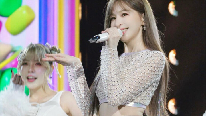 A honey from Beijing got totally smitten in the audience! #CyndiWang #CyndiWangBeijingConcert #Sweet