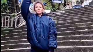 高叶跳舞，这是笨蛋美人吗哈哈