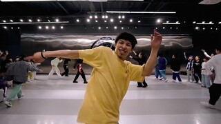 Use locking to ignite the classic song of Initial D Around The World