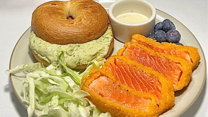 Immersive Breakfast Making: Matcha-Infused Bagels, Crispy Fried Salmon, & Lemon Black Tea with Milk