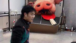 เสี่ยวหยางโกวไลฟ์สดท้าทายต้าหยางโกวอย่างหนัก แต่กลับถูกจับได้จริงๆ ในสถานที่เกิดเหตุ