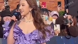 لقطات مضحكة لعابر سبيل يصادف نجمًا بالصدفة