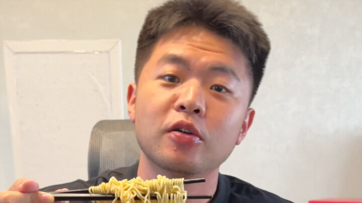 Aku benar-benar nggak nganggap makan mi setengah matang itu hobi yang khusus!