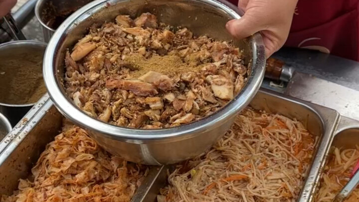 郑州街头的烤肉拌饭，满满一大盒全是肉巨扎实。