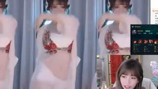 Zhixun bersembunyi di kamar mandi untuk menonton Mina menari, adegan ini sungguh menakjubkan