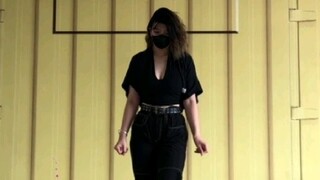 Flip jump... I hurt my waist while teaching and I don't dare to bend down hard (›´ω`‹ )