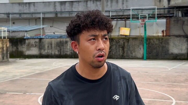 Main sana sana, Nak. Kalau main lagi, aku yang kehilangan bola.