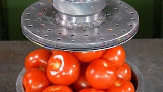 【الماكينة الهيدروليكية تسحق كل شيء】 الطماطم