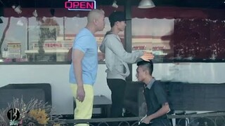Anh Bạn À, nhưng anh áo xanh không còn buscu nữa.